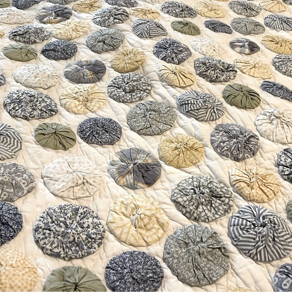 Rare!! Pottery Barn Handmade Yo-Yo Puff Quilt 90”x90” - Picture 8 of 15